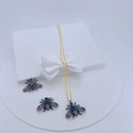 Vista detallada de conjunto de joyas de insecto con circonitas azules y cadena de oro - Insecto dorado con gemas azules