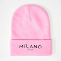Gorro de punto rosa con bordado Milano Italy en un diseño minimalista y muy elegante - Rosa