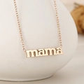 Makroaufnahme des vergoldeten Edelstahl-MAMA-Anhängers an einer minimalistischen Halskette - Roségold (KN236023-KLX)