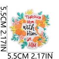 Detalle del parche bordado floral con medida de 5,5 cm y texto religioso - Patrón THROUGH Him with Him in HIM (X3SJ-095-19) / 1 Pieza
