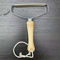 Detail of manual lint remover with wooden handle, metal frame, and hanging cotton rope - Bubble Bag Pack / Small Handle No Rope + Aluminum Strip/Alloy + Stainless Steel