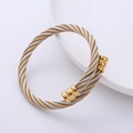Dettaglio del bracciale rigido a due toni a doppio strato in cavo d'acciaio inox - Oro