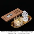 Goldenes Kronen-Glaskerzenhalter-Set mit weißem Teewachs und Engelstatue auf Metalltablett - Goldrand Kronenhalter + Gesichtshaltender Engel (Weiß) Set