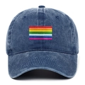 Detail der Regenbogen-Stickerei auf einer dunkelblauen gewaschenen Denim-Baseballkappe - Einheitsgröße / Marineblau