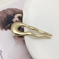 Forcina per capelli minimalista a forma di U in oro lucido su un piatto di ceramica - Oro