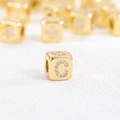 Makroansicht von 18k vergoldetem Würfelanhänger mit Zirkonia-Buchstabe C Detail - C (Einzelner Anhänger)
