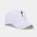 Dettaglio del cappellino in cotone bianco con ricamo nero e trama del tessuto in diagonale - Bianco