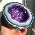 Vela de geoda de amatista con textura de ágata azul y mecha blanca en primer plano - Tamaño grande 6x12 / Púrpura profundo
