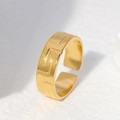 Anello regolabile in acciaio dorato con motivo a greca e finitura satinata - Oro-Greca