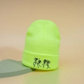 Gros plan d'un bonnet vert fluo avec broderie de squelettes dansants sur le bord plié - Jaune Fluorescent