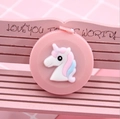 Mini cinta métrica retráctil rosa de unicornio sobre un pequeño banco decorativo - 1 Unicornio (Rosa)