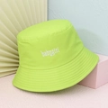 Dettaglio del cappello alla pescatora verde neon con ricamo bianco babygirl e tesa cucita - Taglia unica / Verde fluorescente