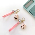 Dettaglio dei portachiavi rosa a forma di bubble tea con cinturini da polso - Tazza Boba Rosa
