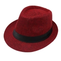 Detail der Textur eines dunkelroten Trilby-Hutes mit schwarzem Band und Webstruktur - Rot