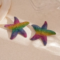 Dettaglio macro di orecchini a stella marina arcobaleno con pavé di zirconi colorati - Stella marina arcobaleno (Perno in argento 925)