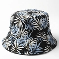 Primo piano dettagliato del motivo a foglie di palma tropicale su un cappello alla pescatora - M (56-58cm) / Stile D (Nero con foglie blu e bianche)