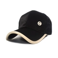 Dettaglio del cappellino da baseball in velluto nero con logo M bianco e bordo beige - M (56-58cm) / Nero