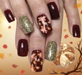 Nahaufnahme von herbstlichen Klebenägeln mit Ahornblatt-Design, Goldglitzer und Weinrot-Finish - Ahornblatt Dunkelrot Glitzer Stil (CW703)