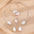 Conjunto de joyas con perlas barrocas, collar plateado y pendientes en seda beige - Juego de joyas de perlas artificiales barrocas, 4 piezas / Plateado
