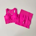 Detail eines nahtlosen Yoga-Sets in Hot Pink mit Racerback-Oberteil und High-Waist-Shorts - Fuchsia