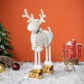 Renne de Noël en peluche avec bois dorés et bottes sur fond de neige festif - Style Or B (Corps à Motifs de Losanges) / Or/Beige