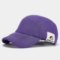 Dettaglio cappellino viola in mesh traspirante con etichetta per viaggi all'aria aperta - Viola