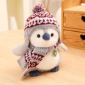 Süßer grau-weißer Plüschpinguin mit roter Strickmütze und ethnischem Schal - 12cm Anhänger / Grau