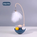 Giocattolo a dondolo per gatti blu indaco con piume bianche e piccoli campanelli - Blu Indaco