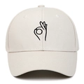 Casquette de baseball en coton beige avec broderie noire du geste OK sur fond blanc - Réglable / Beige