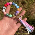 Porte-clés bracelet en perles de silicone colorées avec motif léopard et pompon rayé - Coloré