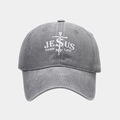 Detalle de gorra de béisbol gris lavado con bordado de cruz y Jesus Saved My Life - Ajustable / Gris