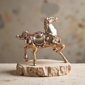 Statue de cheval en laiton antique sur socle en pierre naturelle aux détails gravés - Cheval avec Pièce