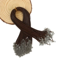 Collares de cordón encerado marrón con cierres plateados sobre rodaja de madera - Café Oscuro