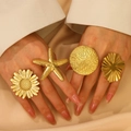 Set of four 18K gold plated statement rings featuring flower and starfish textured designs - Stainless Steel Sunflower Starfish Texture Ring Set (4Pcs) (24 不锈钢戒指4个)