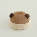 Dettaglio di un cappello lavorato a maglia per neonati con orecchie di velluto a coste - 50-52cm (2-4 anni) / Cachi