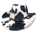 Détail d'un chapeau de cowboy en peluche avec motif vache et perles turquoise sur cuir - Sommet en Coeur / Imprimé Vache Noir