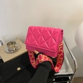 Borsa a tracolla trapuntata rosso rosa con tracolla larga a motivi eleganti - Rosa Rosso
