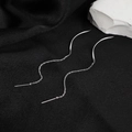Pendientes de cadena minimalistas con diseño de ondas de plata sobre fondo negro texturizado - Versión Antigua / Color Acero