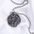 Detalle de colgante de cabeza de lobo vintage en cadena de cuerda de plata sobre seda blanca - Colgante con Cadena de Cordoncillo 3.0