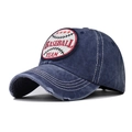 Dettaglio del cappello vintage blu navy con ricamo rosso e visiera dall'effetto usurato - Blu navy