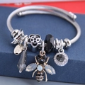 Bracelet argenté avec breloques abeille, fleurs et cristaux gris sur coffret - Noir