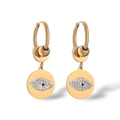 Minimalistische vergulde evil eye oorringen met zirkonia op een witte achtergrond - Goud