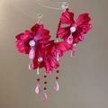 Detalle de pendientes de flores de tela roja con perlas y borlas de cristal rosa largo - Estilo de Gota de Agua Magenta (Pin de Plata)