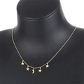 Detalle de collar de estrella y luna dorada con brillantes pedrería en busto - Dorado