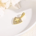 Detalle del colgante de escudo dorado con cristales brillantes y relieve de estrella - Escudo de Estrella