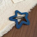 Dettaglio molletta a stella con trama in denim blu scuro e cuciture fini sui bordi - Stile Irregolare Denim Blu (HH9168)