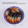 Simulación realista 1:1 de cerdo estofado con verduras en un cuenco de porcelana azul y blanca - Cerdo Braseado con Verduras Conservadas