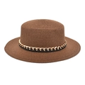 Détail d'un chapeau de paille marron foncé à bord plat et chaîne dorée élégante - M (56-58cm) / Café