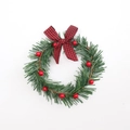 Detailansicht eines Mini-Weihnachtskranzes mit Kiefernnadeln und roten Beeren - Rot-Schwarz karierter Schleifen-Strohkranz