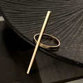 Anello geometrico aperto minimalista con una lunga barra verticale in finitura oro - Barra Verticale Lunga Minimalista Oro (KC Oro 4970)